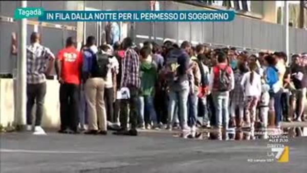In fila dalla notte per il permesso di soggiorno Per vedere permesso di soggiorno