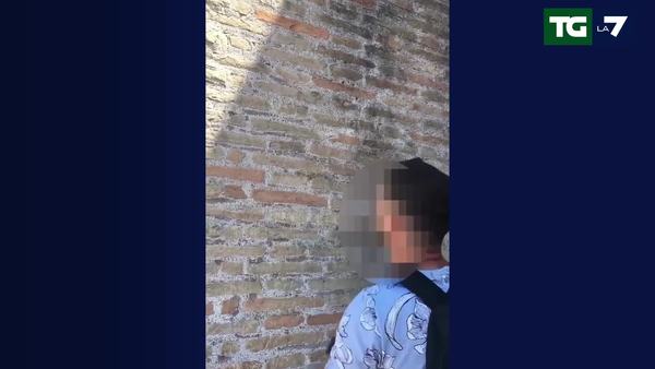 Turista Svizzera Incide Le Sue Iniziali Sul Colosseo Il Video Dello