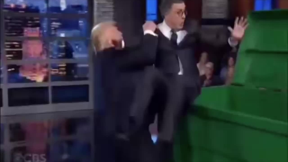 Trump butta Stephen Colbert nella spazzatura | LA7