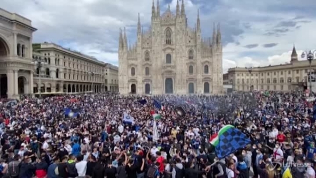 Scudetto Inter, Piazza Duomo invasa dai tifosi nerazzurri
