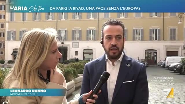 Leonardo Donno srotola il Tricolore davanti a Parenzo: 