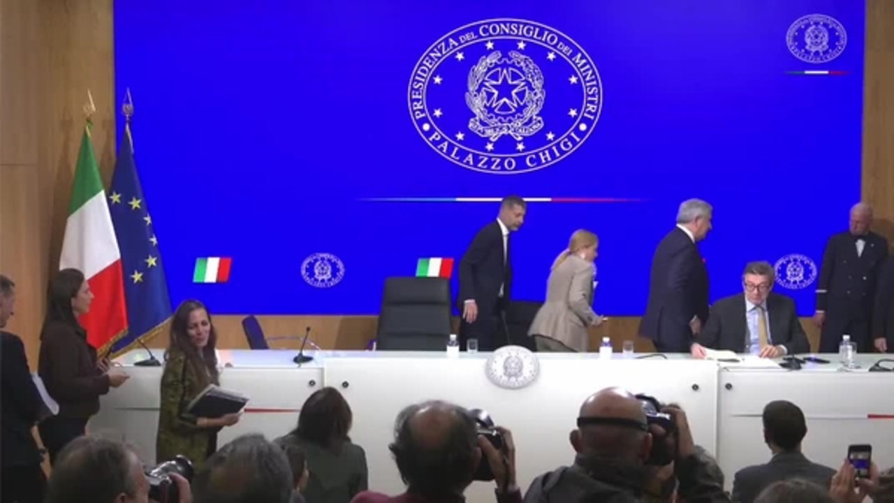 Meloni lascia la conferenza sulla manovra, il video