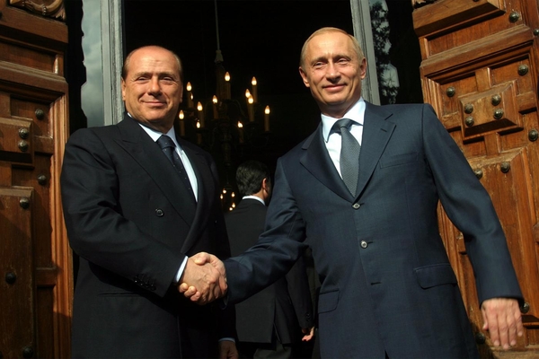 Berlusconi rivela: Ho riallacciato i rapporti con Putin, mi ha regalato 20  bottiglie di vodka