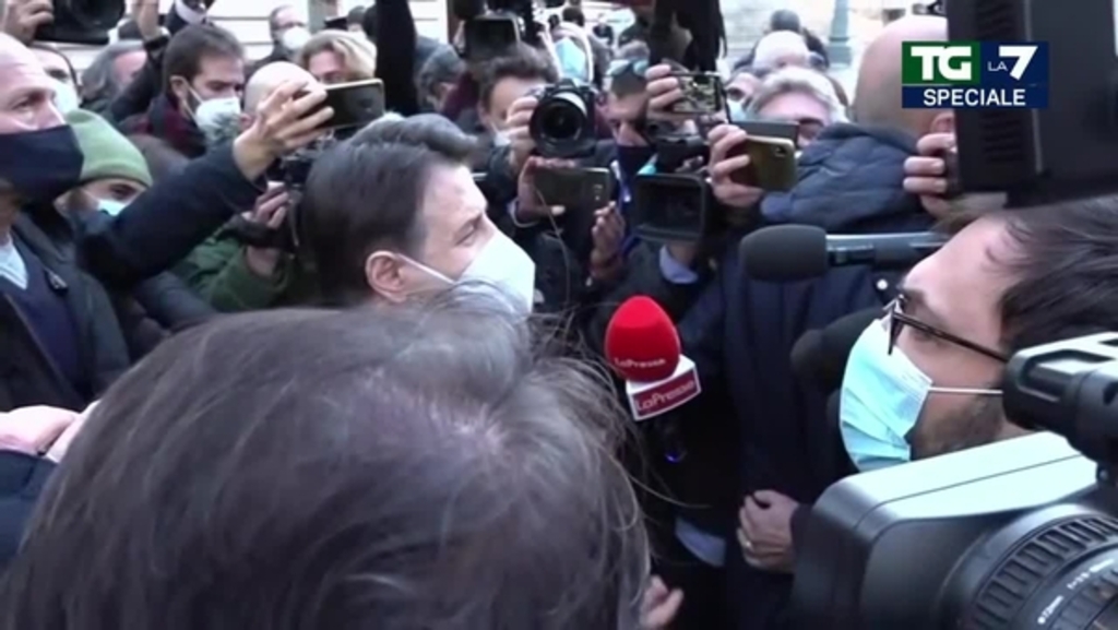 Hai Rotto I C Il Premier Conte Interrotto Da Un Contestatore Ma Gli Insulti Erano Rivolti A Matteo Renzi