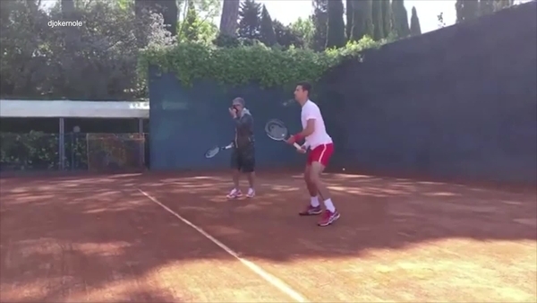 É «só» um alongamento: Djokovic lança desafio para os corajosos (vídeo)