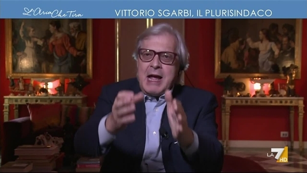 Vittorio Sgarbi e la fascia tricolore: Io la indosso come l'hanno  indossata i Papi per 140 anni, indossarla come Miss Italia è ridicolo