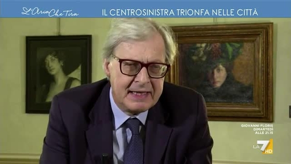 Vittorio Sgarbi e la fascia tricolore: Io la indosso come l'hanno  indossata i Papi per 140 anni, indossarla come Miss Italia è ridicolo