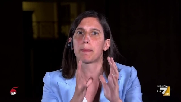 Senaldi hỏi Elly Schlein: "Cô không thể nói sự thật về Meloni sao?" Phản hồi của thư ký Đảng Dân chủ | LA7