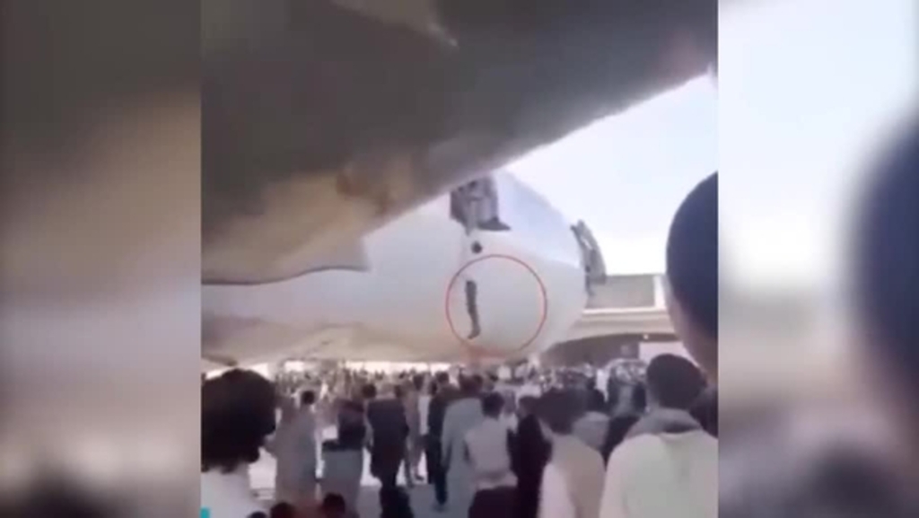 afghanistan un uomo si arrampica e sale sull aereo poco prima del decollo per fuggire da kabul