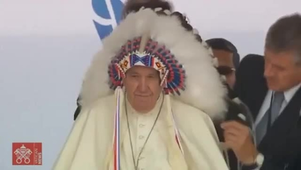 Papa Francesco indossa il copricapo indiano: Chiedo perdono ai nativi