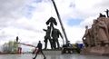 Smantellata la statua dei due operai: Kiev cancella i simboli russi