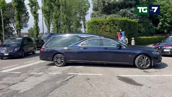 Arrivato il carro funebre a Villa San Martino