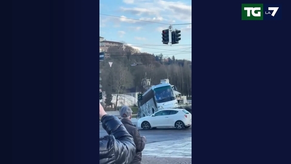 Incidente autostrada: scontro tra scuola bus e tir. Un ferito grave ...