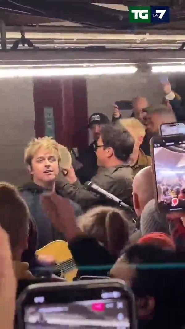 New York, i Green Day live nella metro di Rockefeller Center