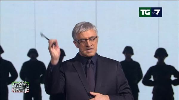 Crozza-Tim Cook mostra i gadgets degli attacchi di Parigi