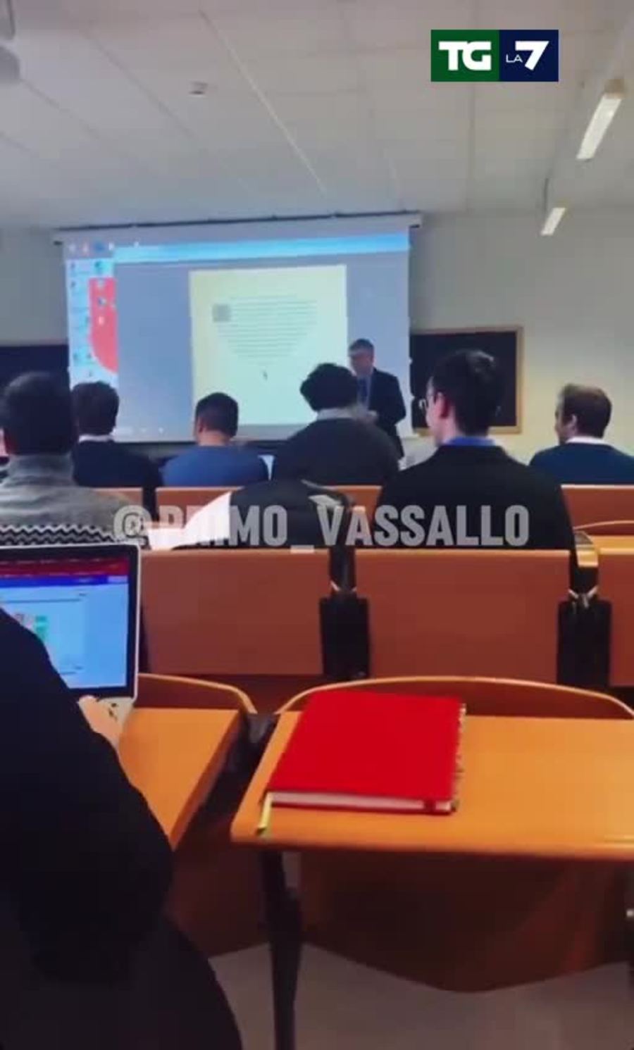 Alessandro Barbero va in pensione, l'applauso dei suoi studenti diventa  virale